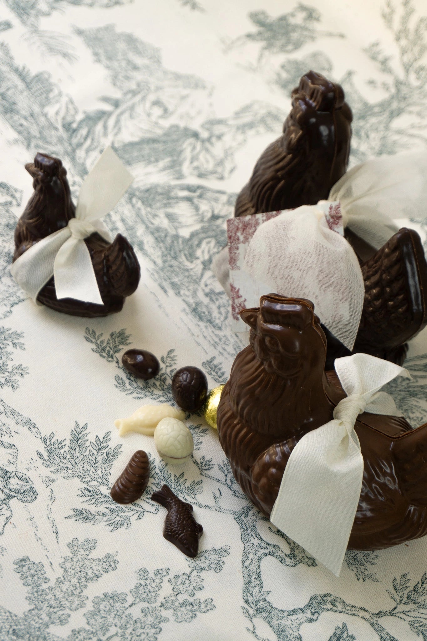 Poule de Pâques garnie - Chocolats Colas